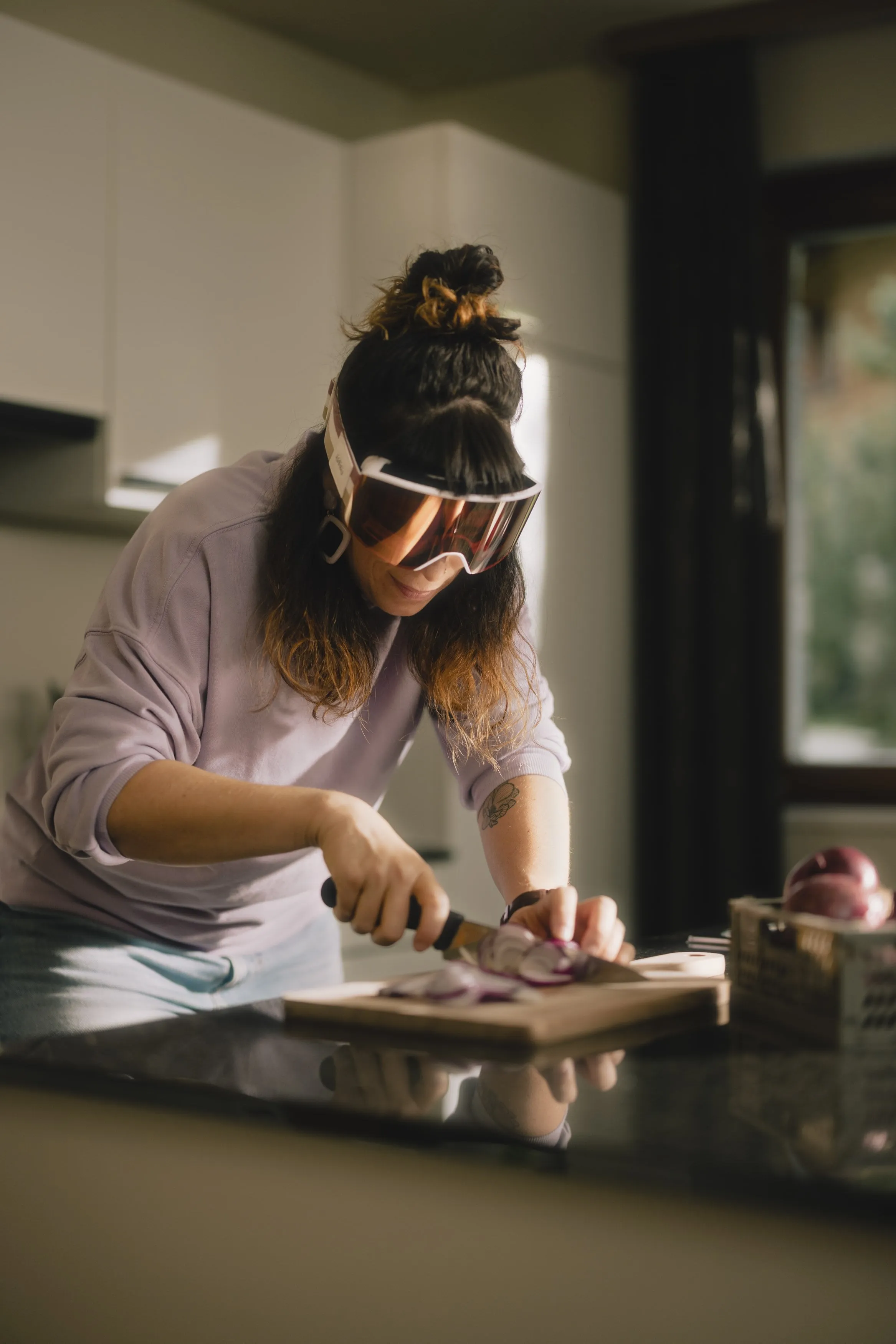 Eine Frau schneidet Zwiebeln mit einer Skibrille